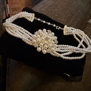 Elegant Pearl Cluster Necklace